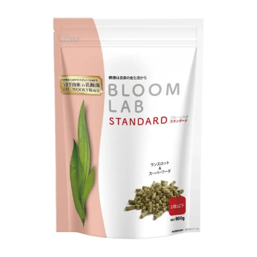 Wooly Bloom Lab Standard 兔子飼料粉白色包裝袋，印有綠茶葉圖案，適用2歲以下兔子