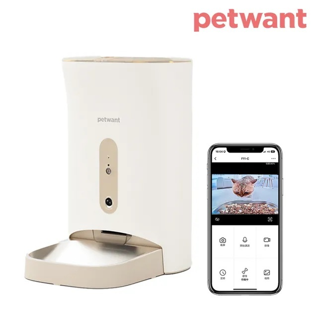 petwant 自動餵食器與手機 App 監控畫面對照圖，畫面中有貓咪在進食