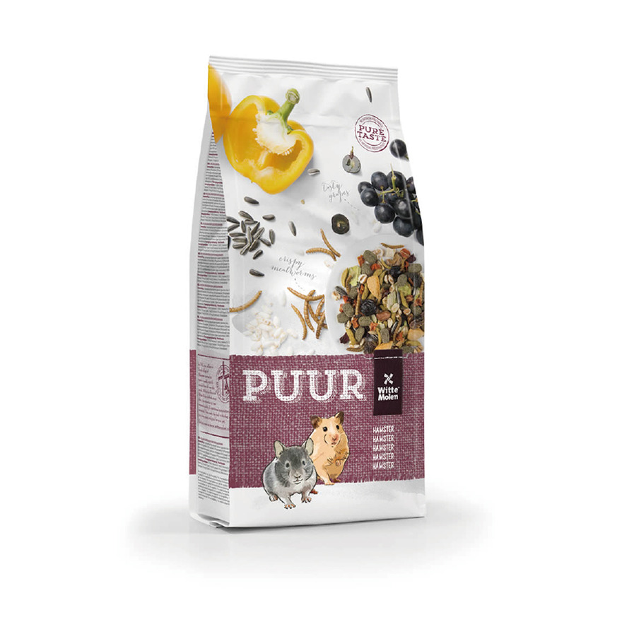 Witte Molen PUUR 倉鼠飼料白色包裝袋，印有倉鼠與黃椒、葡萄、麵包蟲等食材圖案