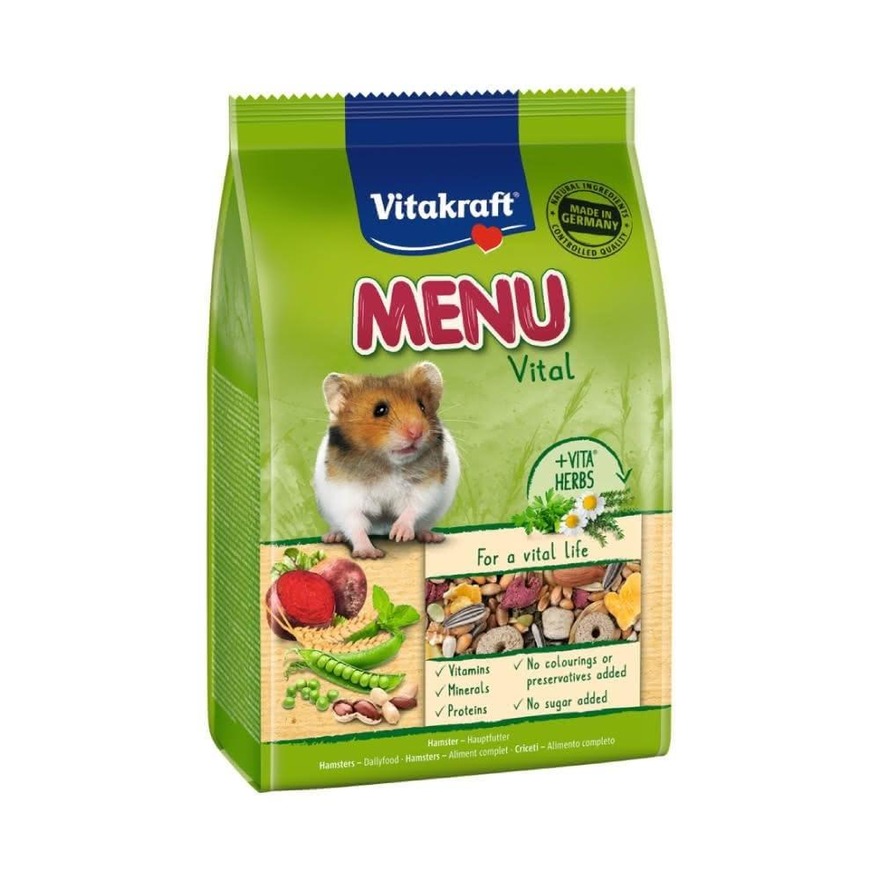 Vitakraft Menu Vital 倉鼠飼料綠色包裝袋，印有倉鼠與甜菜、豌豆、花生等蔬果穀物圖案