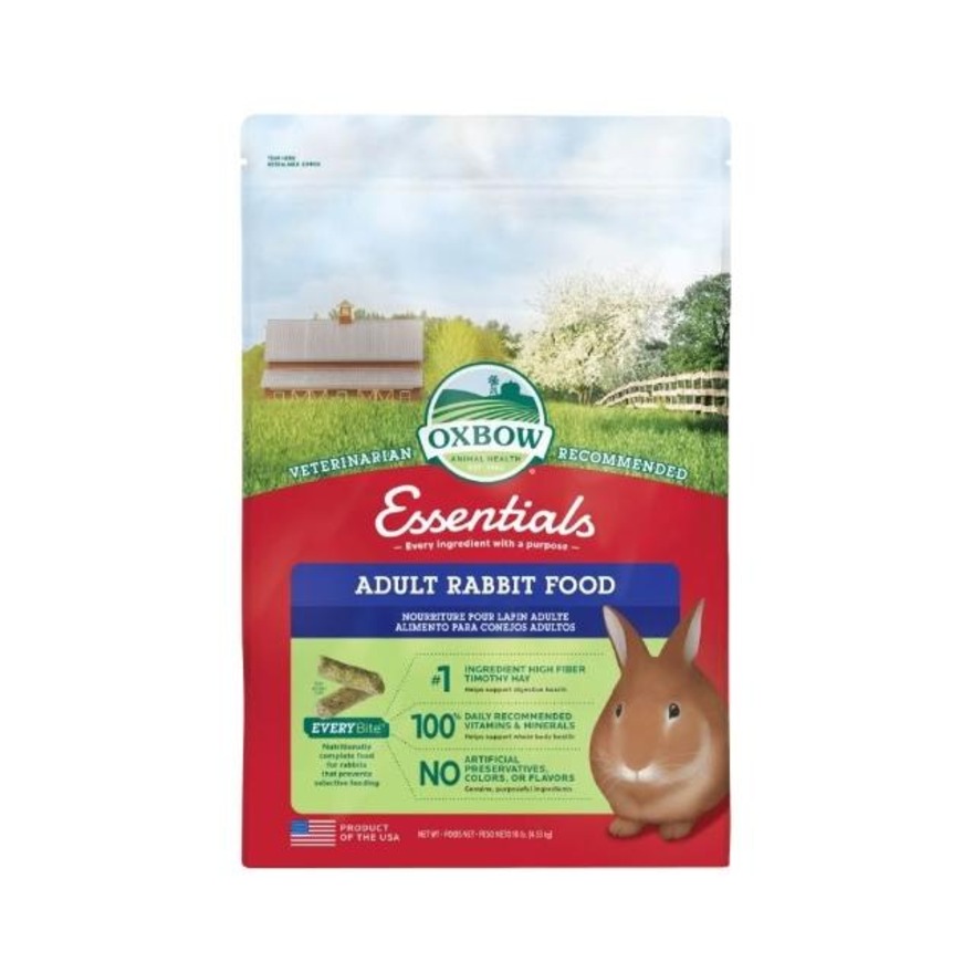 Oxbow Essentials 成兔飼料紅藍色包裝袋，印有棕色兔子與綠色農場背景